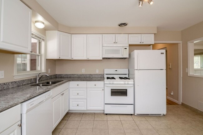 Building Photo - 1427 Woodland Dr