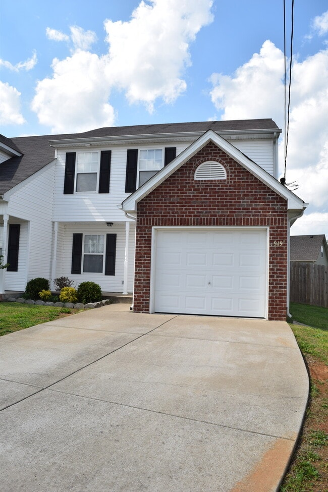 Building Photo - Wonderful 3 Bedroom 2 1/2 Bath Townhouse Now Available!