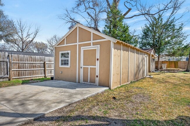 Building Photo - 212 N Grand Ave