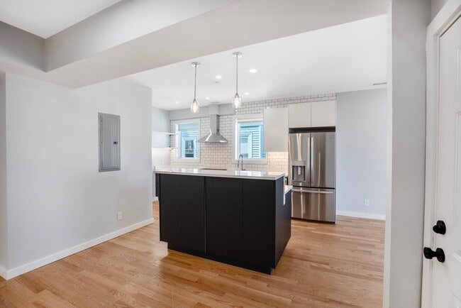 Building Photo - 27 Linden St