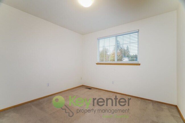 Building Photo - Kent Luxury Home with Double Primary Suite...