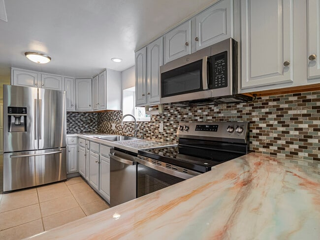 Building Photo - 1440 4th Ct