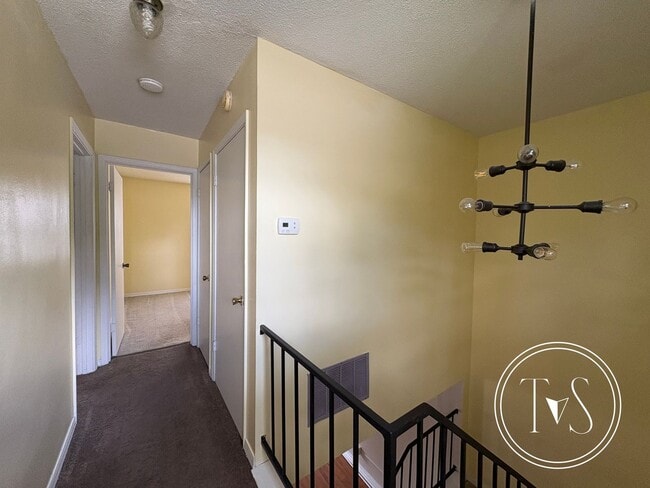 Building Photo - RATE DROP ALERT (was $1300/month) and SUMM...