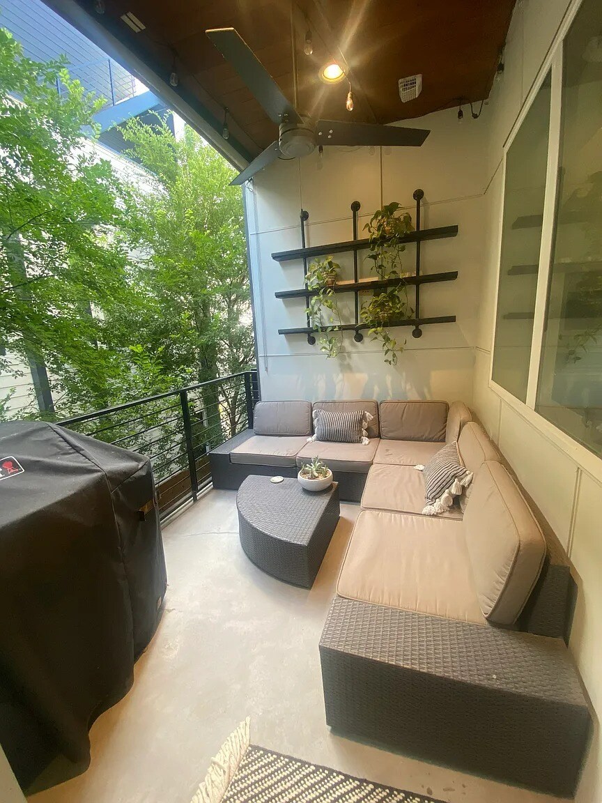 Building Photo - 5705 Bryan Pky