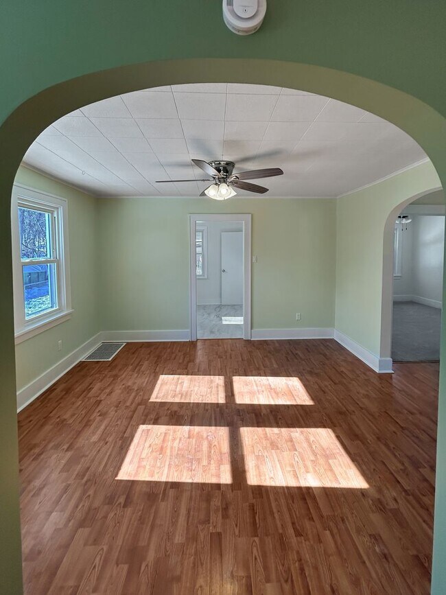 Building Photo - Welcome to this charming 2-bedroom, 1-bathroom home located in the heart of Crescent Township, PA