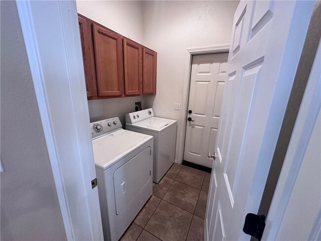Building Photo - 2792 La Paloma Dr
