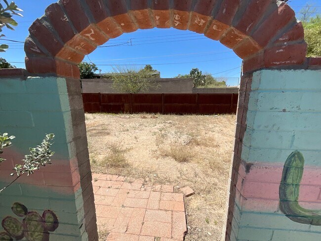 Building Photo - Eastside home with privacy on cul-de-sac