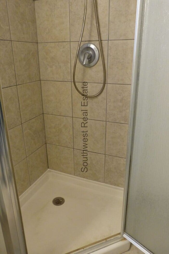 Building Photo - Lovely 3 bedroom 2 bath home