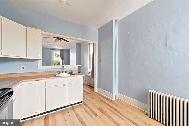 Building Photo - 204 Ripka St