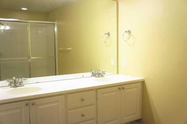 Building Photo - 1032 Pinewood Lake Ct