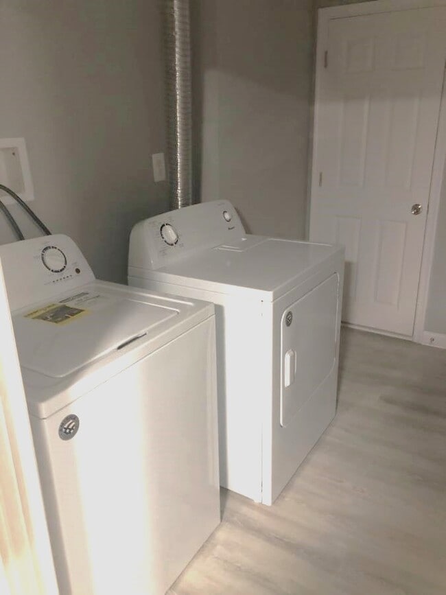 Building Photo - 3445 Juneway-7 Available $600