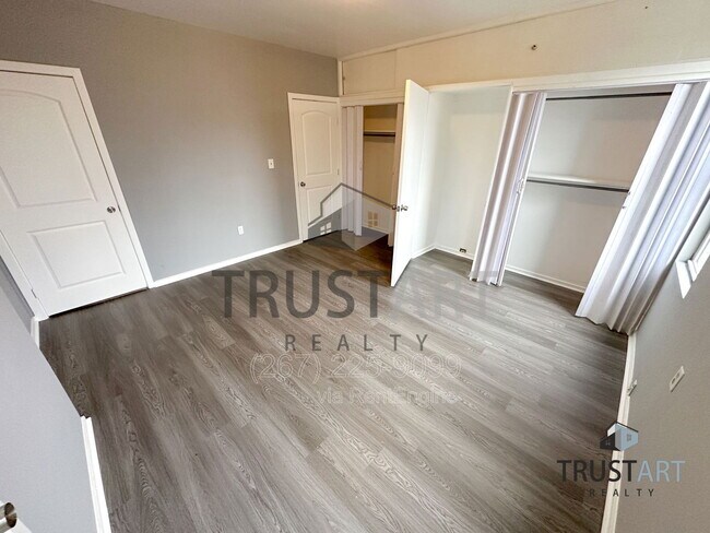 Building Photo - 330 N 53rd St