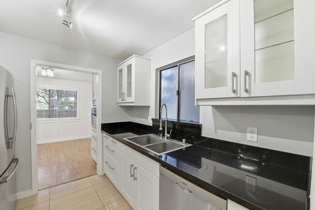 Building Photo - Hidden Gem at Saratoga Creekside – End Unit with Yard