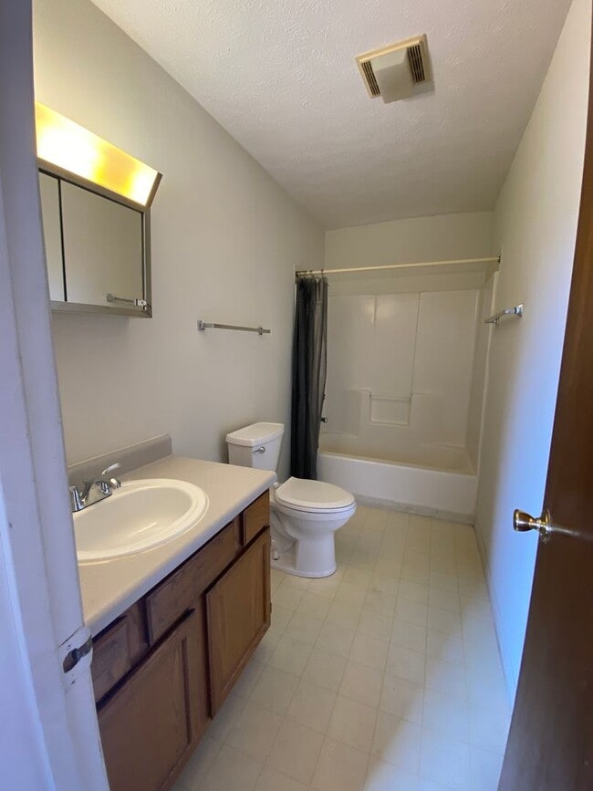 Building Photo - Northside Bloomington 3BR/2.5BA Townhome