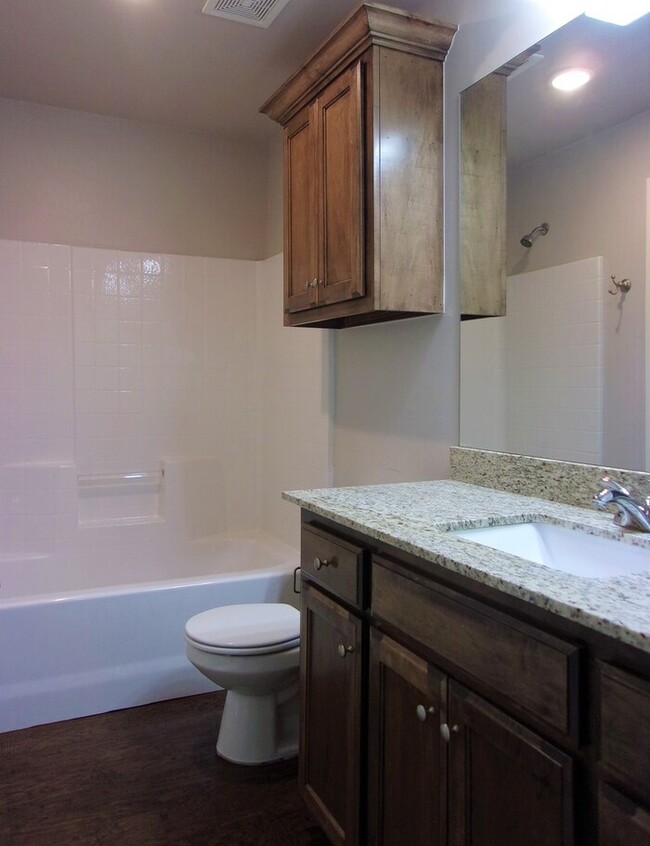 Building Photo - 2 Bed 1 Bath 1 Car Garage Townhome in Del ...