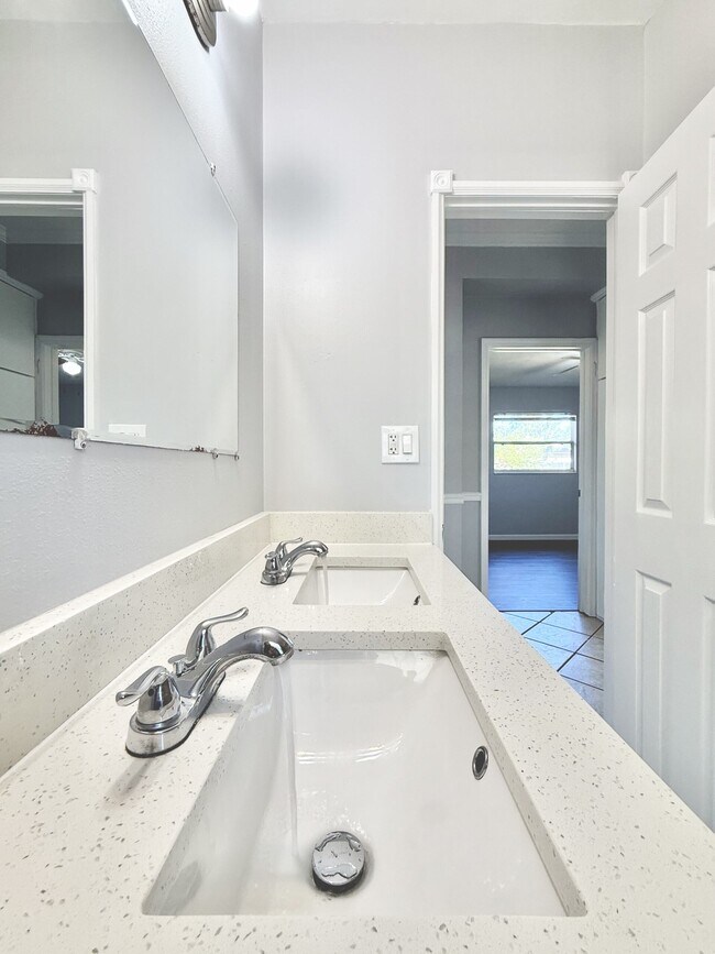 Building Photo - 7111 Onyx Dr N