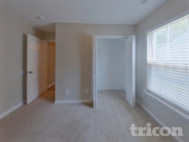 Building Photo - 633 Thornbird Cir