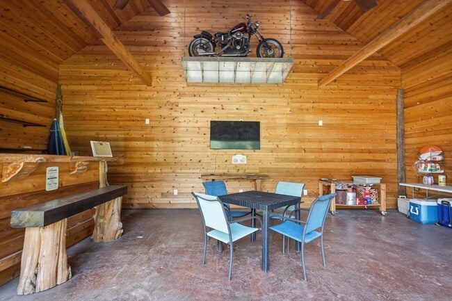 Building Photo - 223 Pin Oak Ln