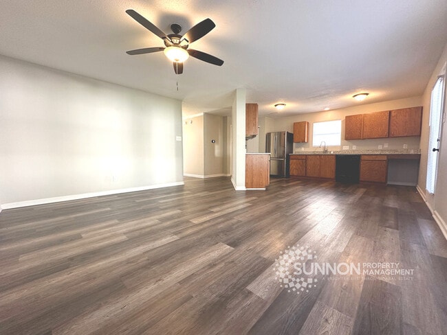 Building Photo - Charming 3 Bedroom 2.5 Bathroom in Meadow Hill