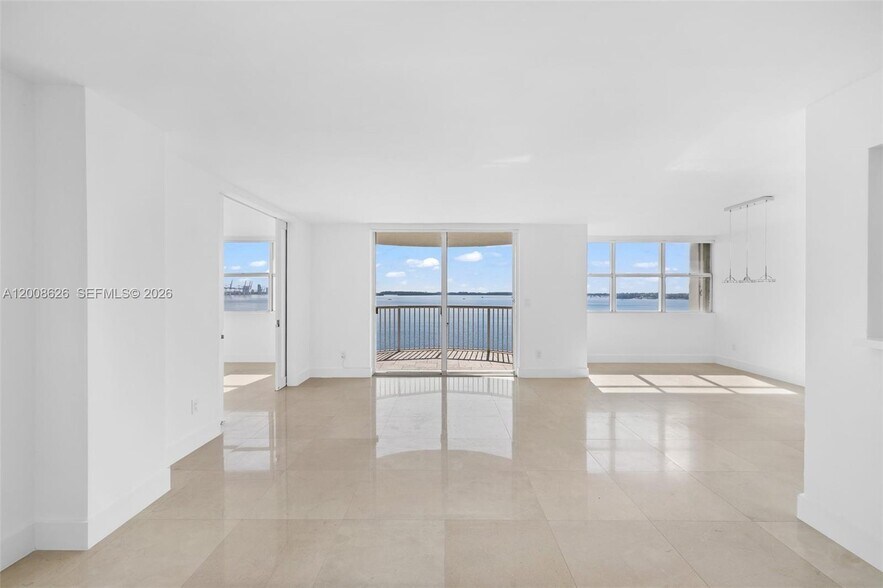 Building Photo - 1420 Brickell Bay Dr