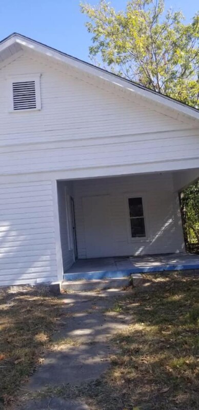 Building Photo - 641 N Broadway Ave
