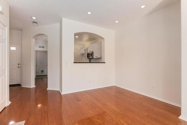 Building Photo - 633 Sumner Way
