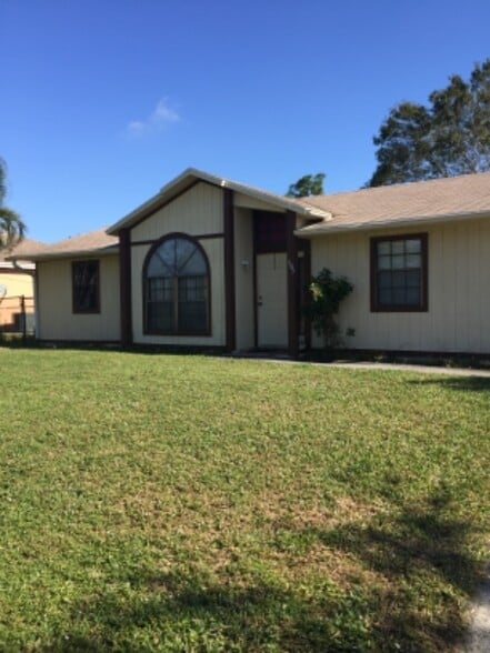 Building Photo - 1133 SW Hibiscus St