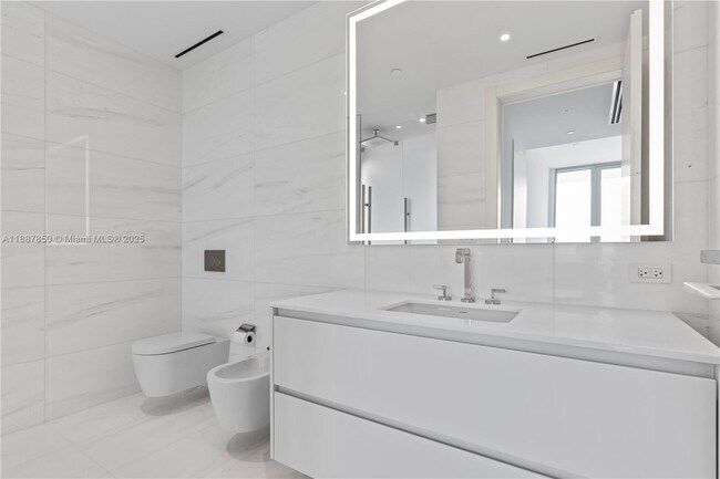 Building Photo - 300 Biscayne Blvd Way