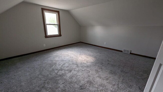 Building Photo - 4 bedroom 1 bathroom