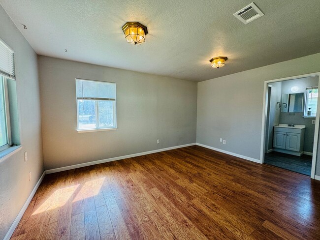 Building Photo - Coming Soon! Cute Two Bed, Two Bath Countr...