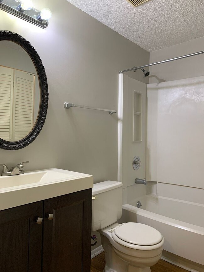 Building Photo - Renovated Raleigh Townhome Conveniently Lo...