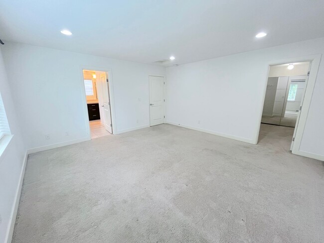 Building Photo - Spacious 4-Bedroom/3.5-Bathroom Townhome i...