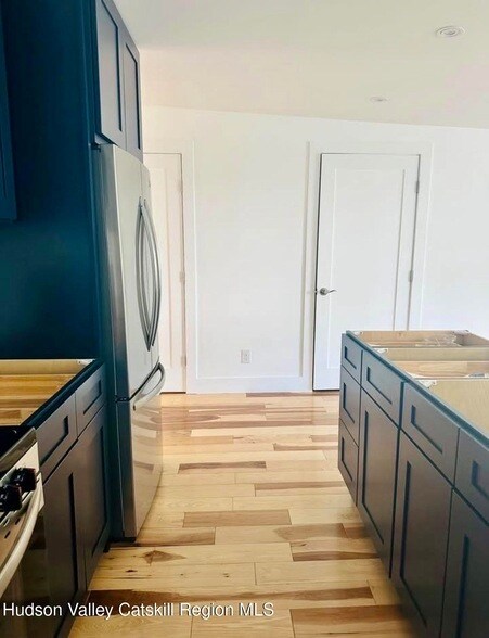 Building Photo - 412 Main St