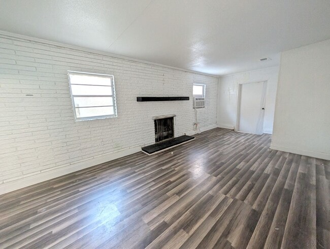 Building Photo - 306 Roosevelt
