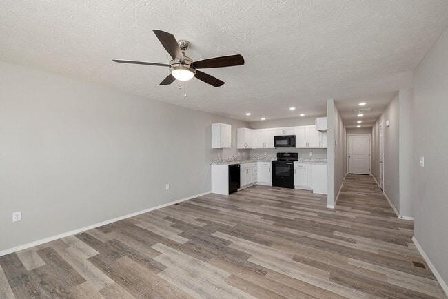 Building Photo - 3 bedroom duplex-Westbury Gardens!