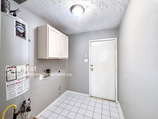 Building Photo - Stunning 3 Bed, 2.5 Bath Home with Modern ...