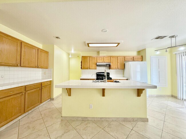 Building Photo - 8159 Dinsmore Dr