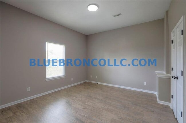 Building Photo - Completely renovated 3 bedroom unit with modern finishes and beautiful views.