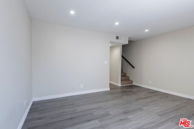 Building Photo - 11701 Oxnard St