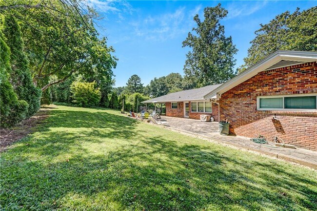 Building Photo - 2127 Desmond Dr