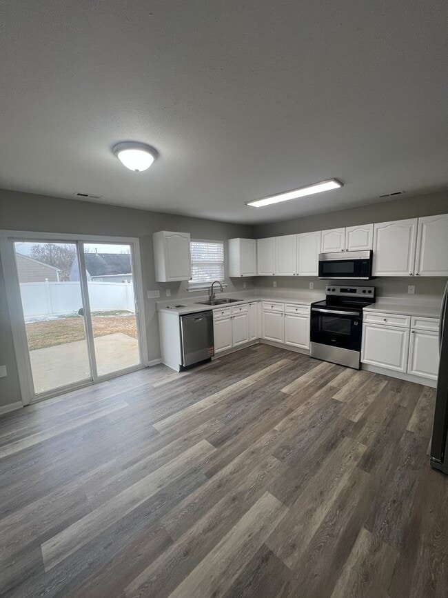 Building Photo - Charlotte Home for Rent (4 beds, 2.5 Baths)