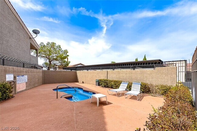 Building Photo - 700 Capri Dr
