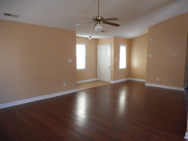 Building Photo - 3 BR 2 BA in Midway Park