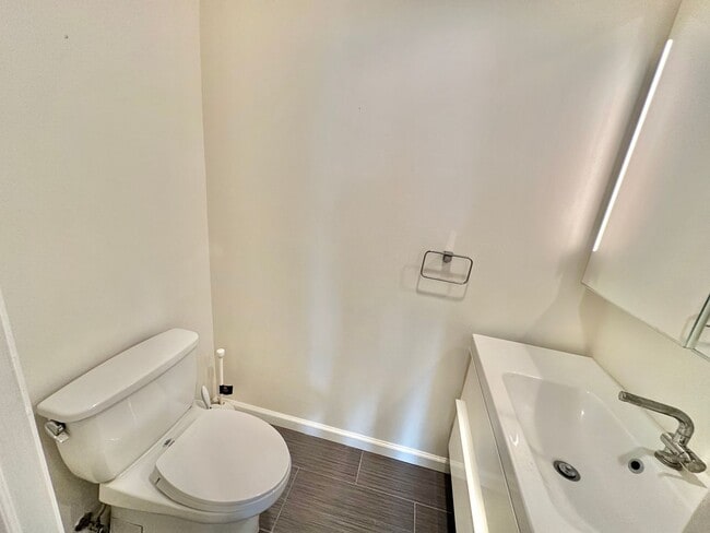 Building Photo - Historic Georgetown Sunny 2 Bedroom 1.5 Ba...