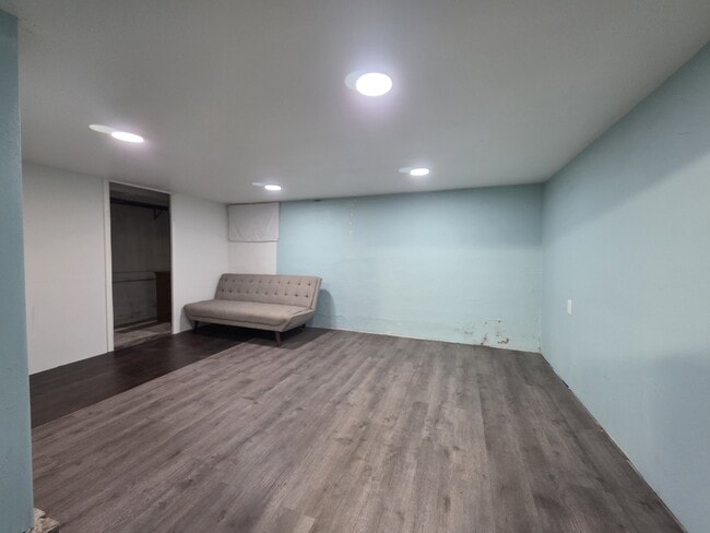 Building Photo - 1060-KE1060 15th St NE