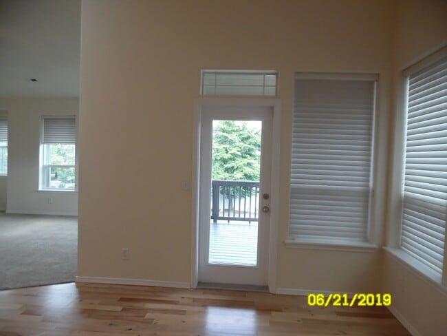 Building Photo - 325 NW Cypress St