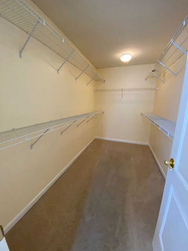 Building Photo - Open Single-Family 3Bed/2.5BA Home Mere Mi...