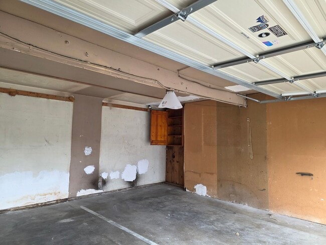 Building Photo - Stunning 2-bedroom 2nd floor apartment with garage parking!