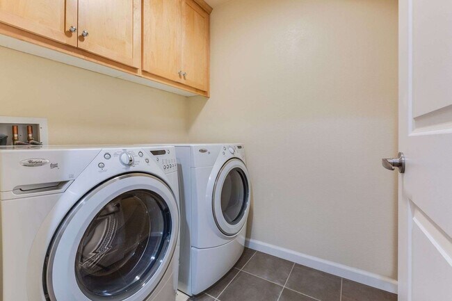 Building Photo - Stunning Top-Floor Condo with Open Layout,...