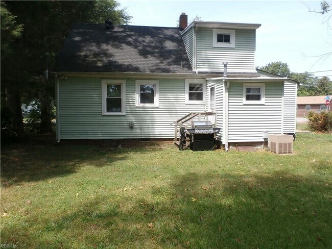 Building Photo - Charming 4 bd, 2 bth with 2 room Master Suite